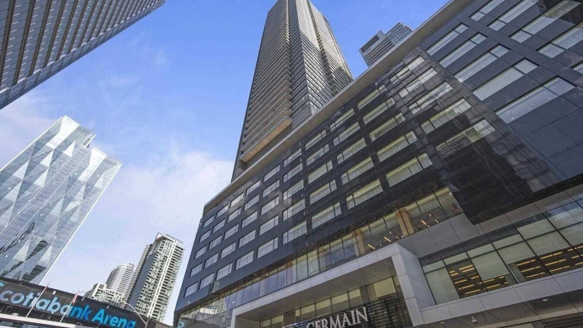 St. Lawrence Condo | Prestigious 2-Bdrm Condo - across from Scotiabank Arena