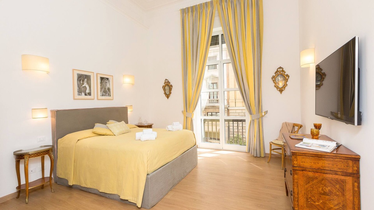 Rione II Trevi Apartment | Prestigious Apartment at Via Barberini