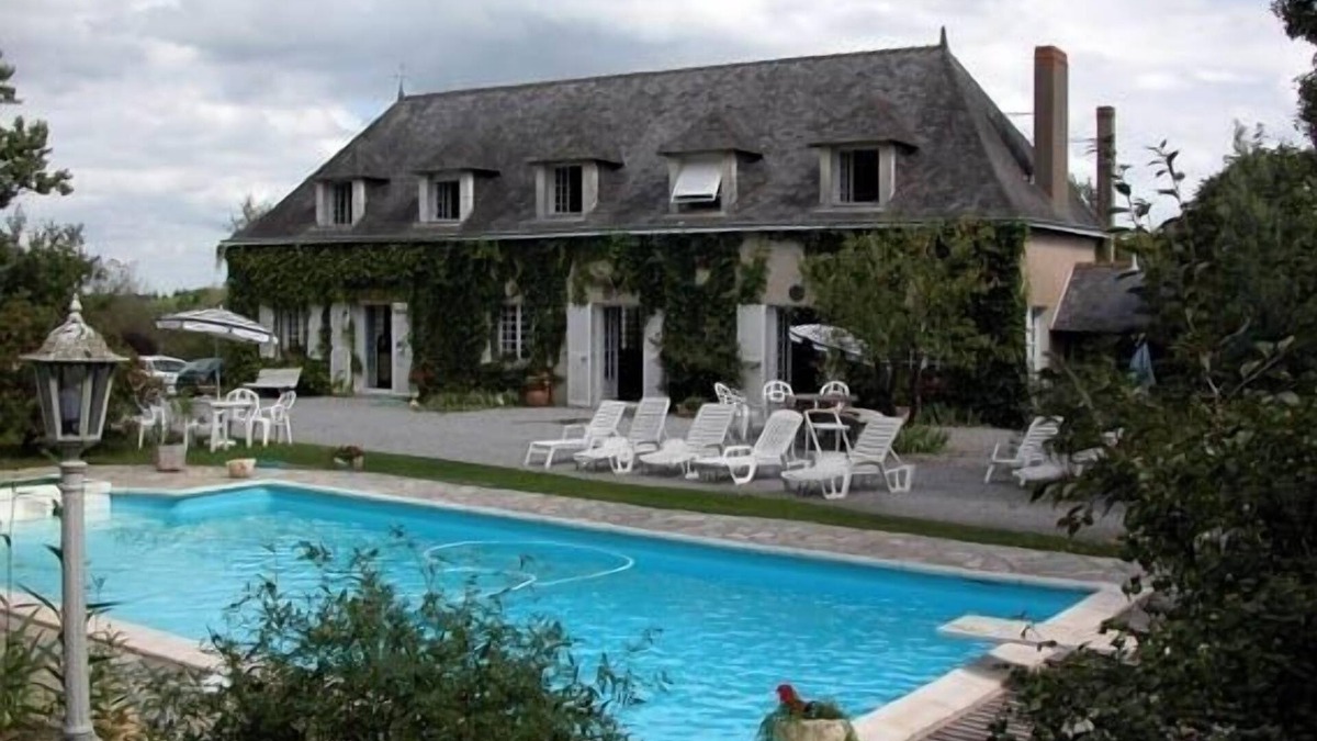 Val-du-Layon Cottage | PRESTIGIOUS COTTAGE WITH HEATED POOL, POOL TABLE AND GAMES ROOM