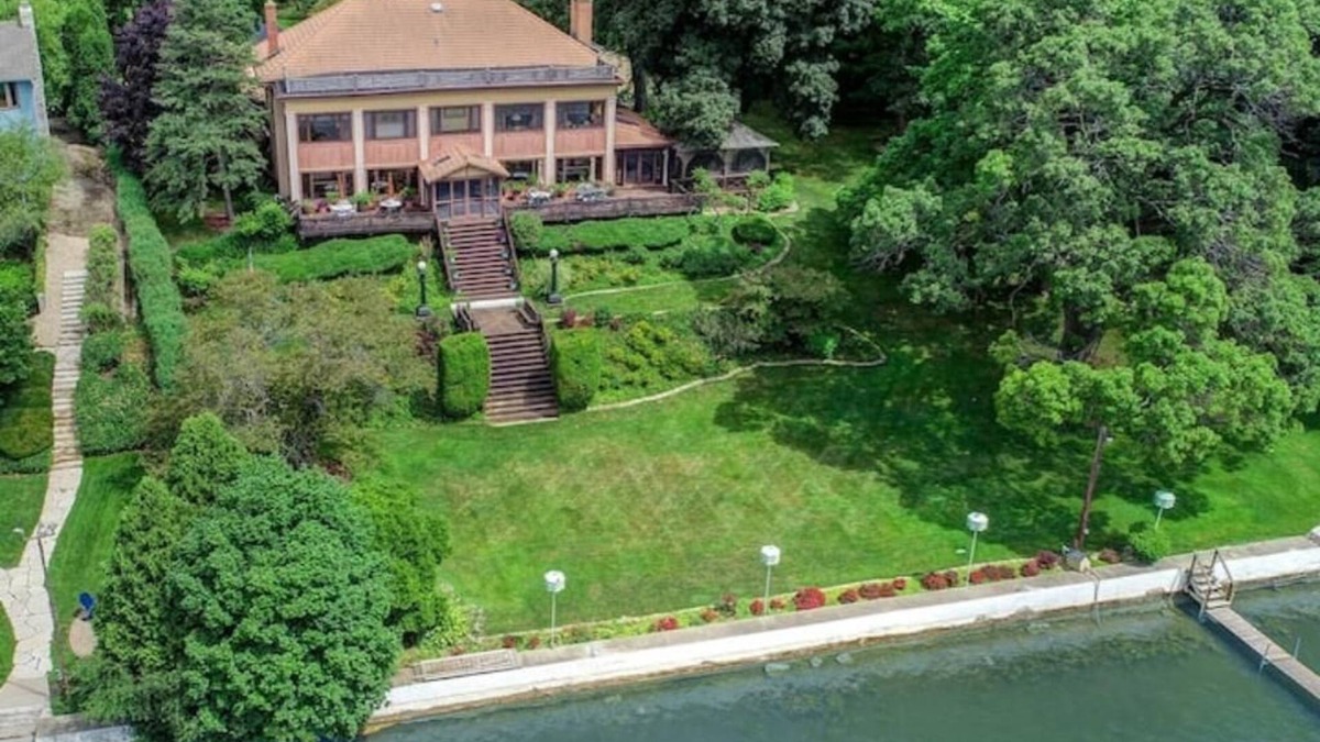 Johnsburg House | Prestigious Pistakee Bay Estatenn