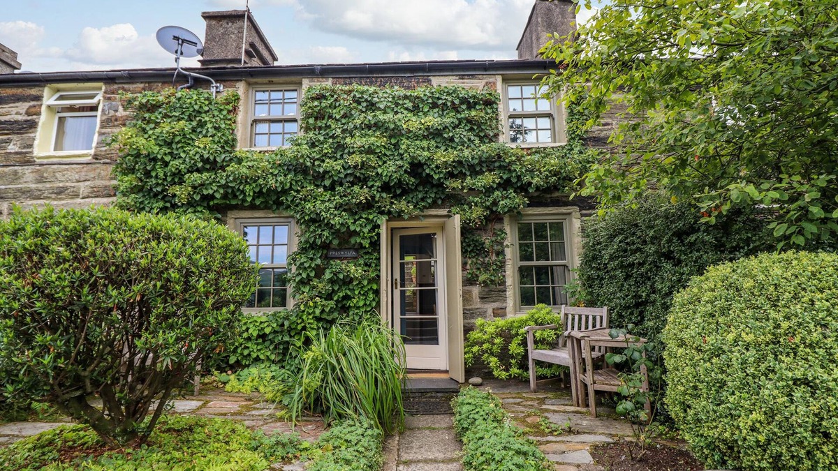 Ffestiniog Cottage | PRESWYLFA, pet friendly, with open fire in Ffestiniog