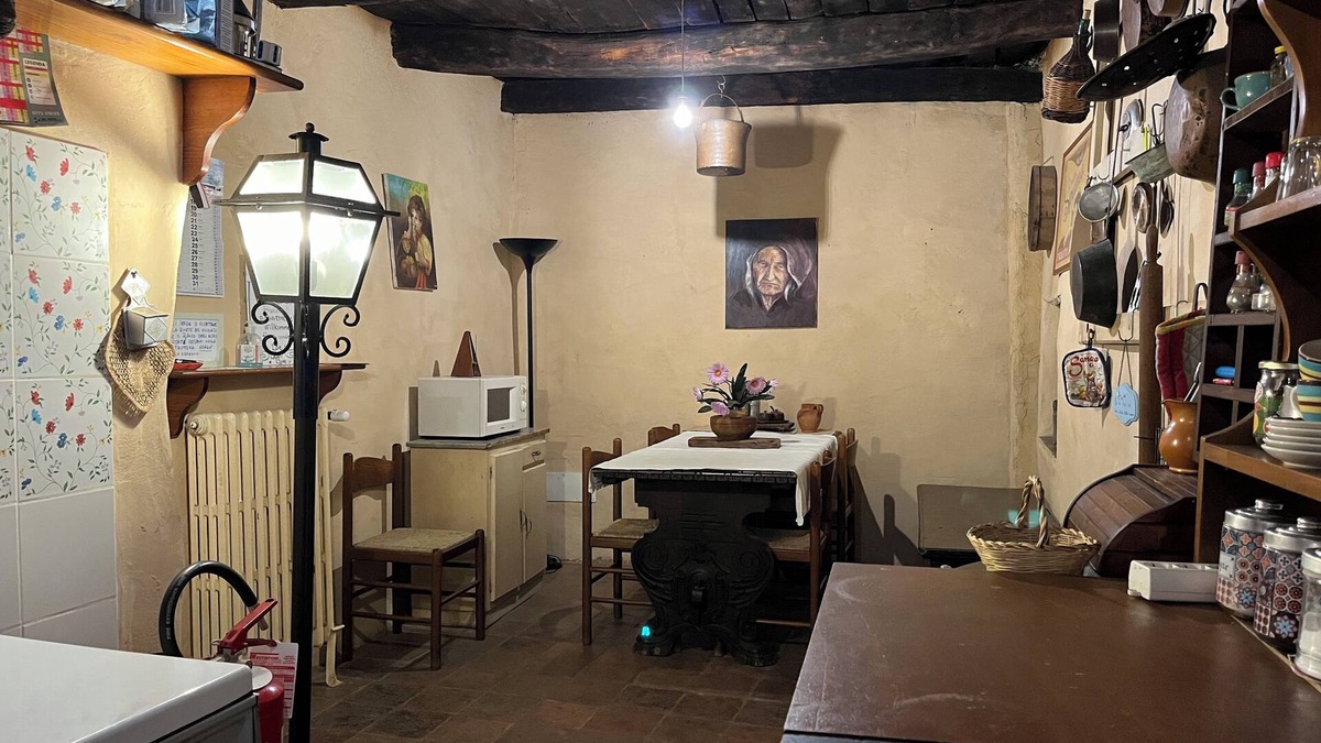 Giuliano di Roma Apartment | Preta Nera Intera - Five Bedroom Apartment, Sleeps 12