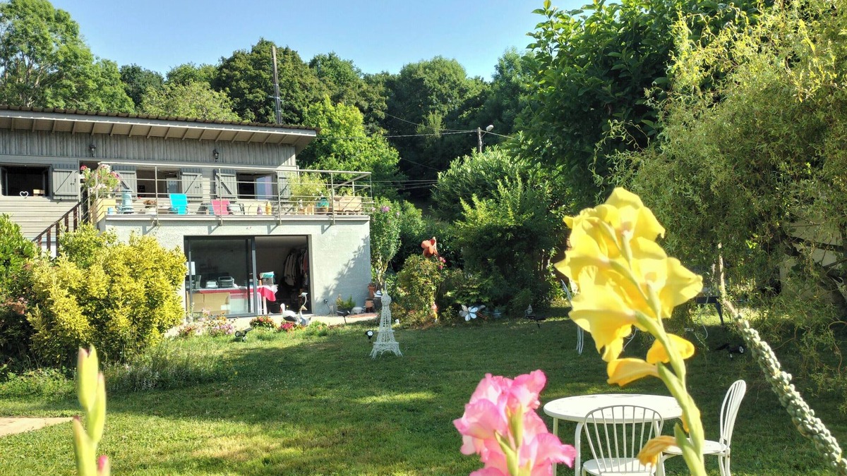 Cloyes-les-Trois-Rivieres Ski Chalet | Pretty cottage on the Loir riverfront nestled in a green setting, not overlooked