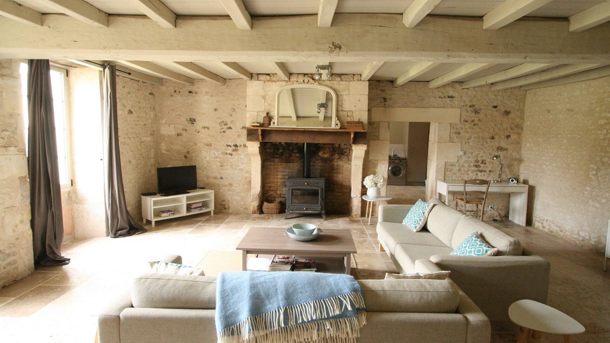 Reaux House | Pretty 3 bedroom cottage sleeps 6 with heated shared pool
