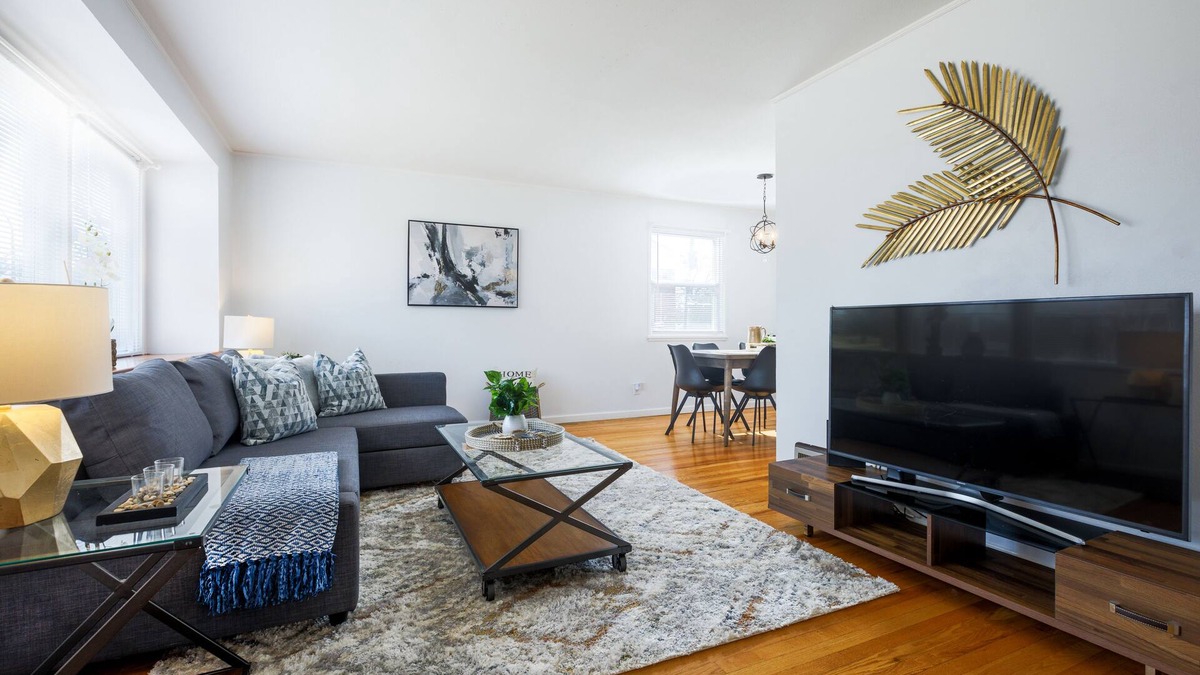 St. Louis House | Pretty *3BDR/2Bath Home* in a Good Area Next to Parks & Close to Downtown!