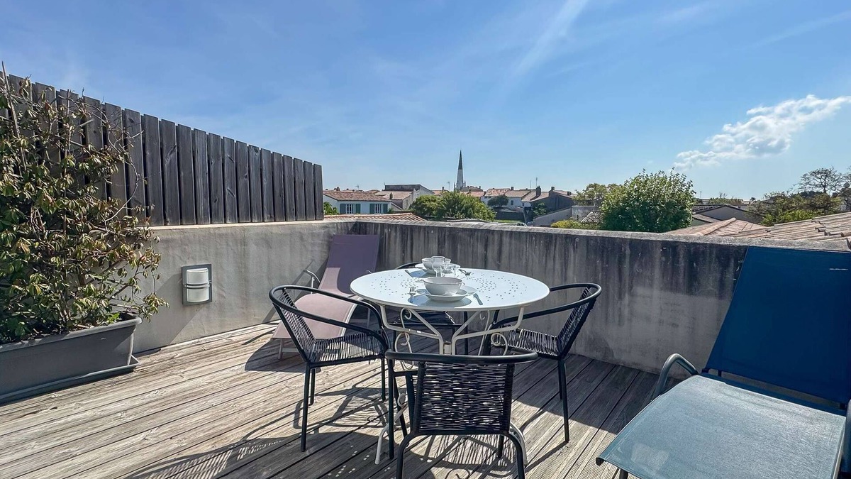 Ars-en-Re House | Pretty apartment with a view of the bell tower