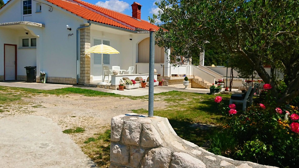 Kampor Apartment | Pretty Apartment With Terrace on Island Rab
