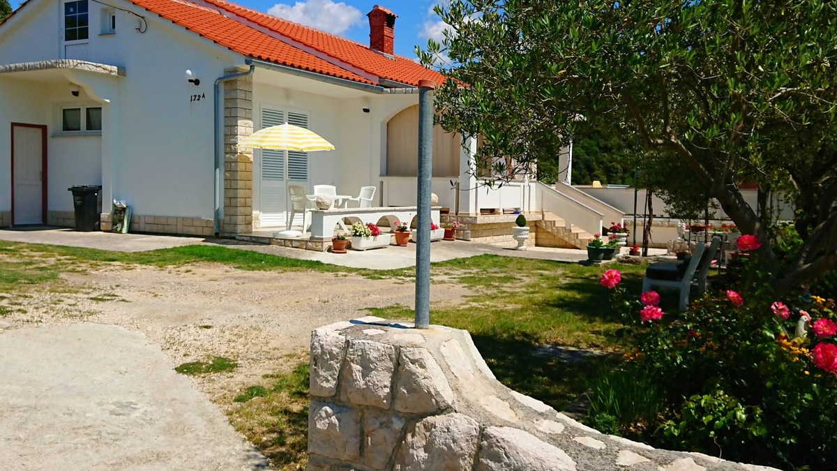 Kampor Apartment | Pretty Apartment With Terrace, Island Rab