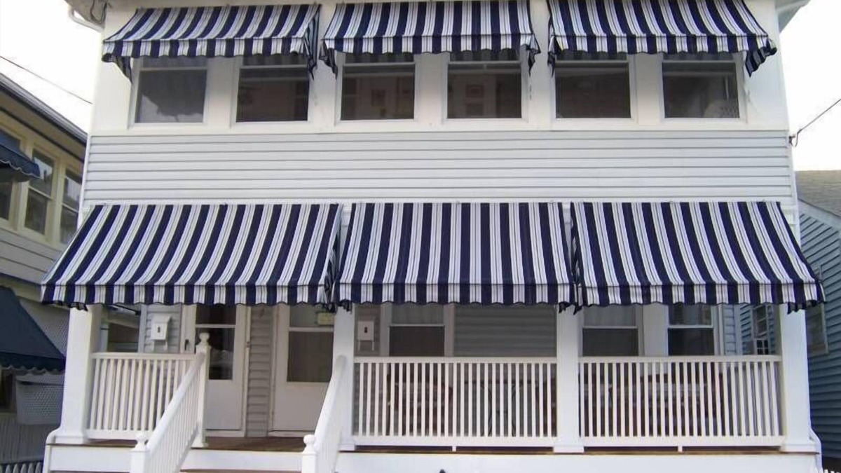 Ocean Grove Apartment | Pretty beach house in the first beach block.three houses to beach!