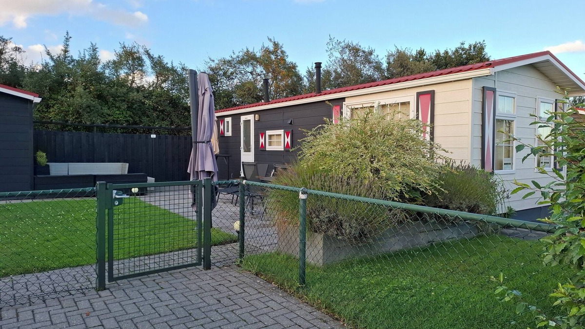 Serooskerke Ski Chalet | Pretty chalet with free WiFi on a friendly camping site