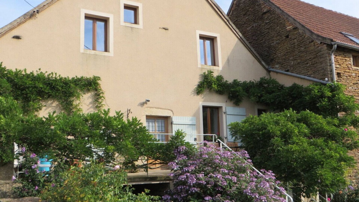 Viry Cottage | Pretty Clunisois farmhouse, near Cormatin, Taizé and Cluny, nearby greenway