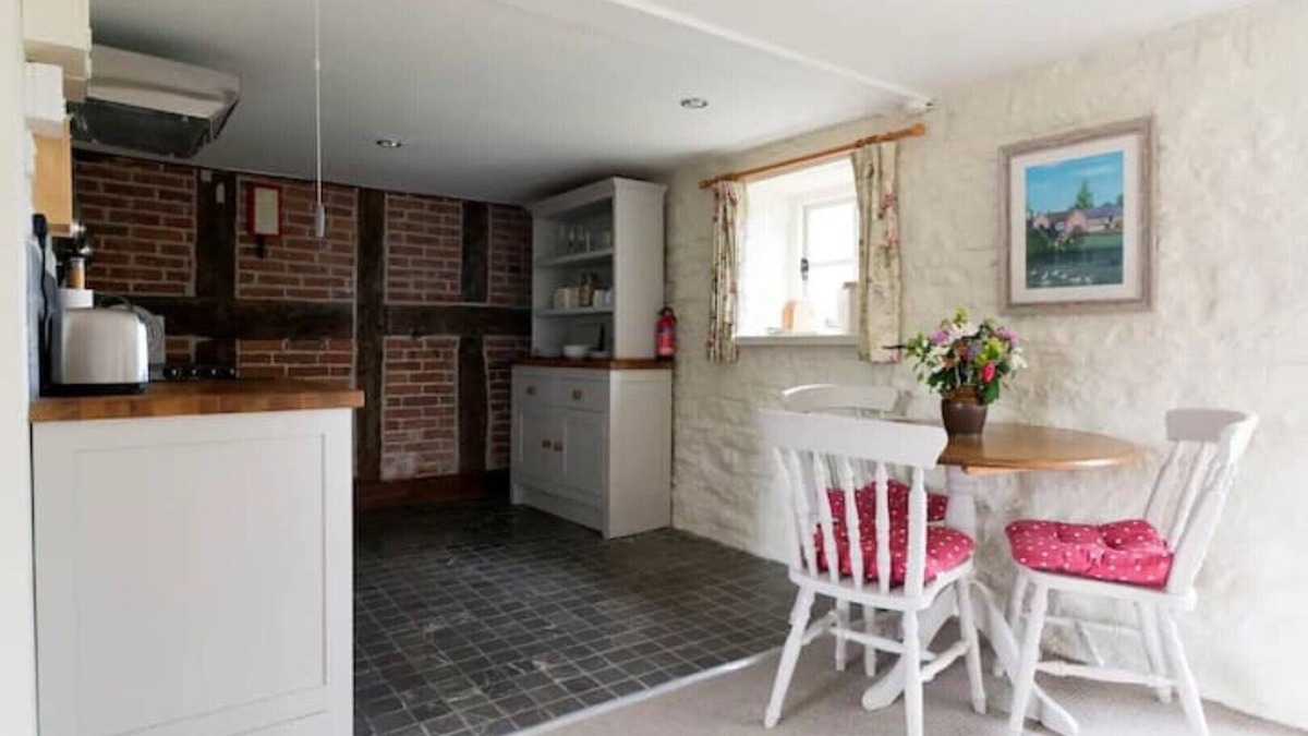 Hereford Cottage | Pretty cottage in idyllic lakeside Wyeside settingn
