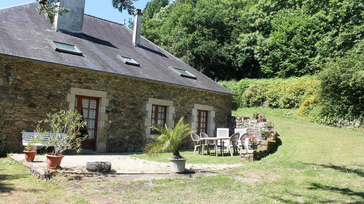 Rosnoen House | Pretty country house near sea and departure from CROZON peninsula to FAOU