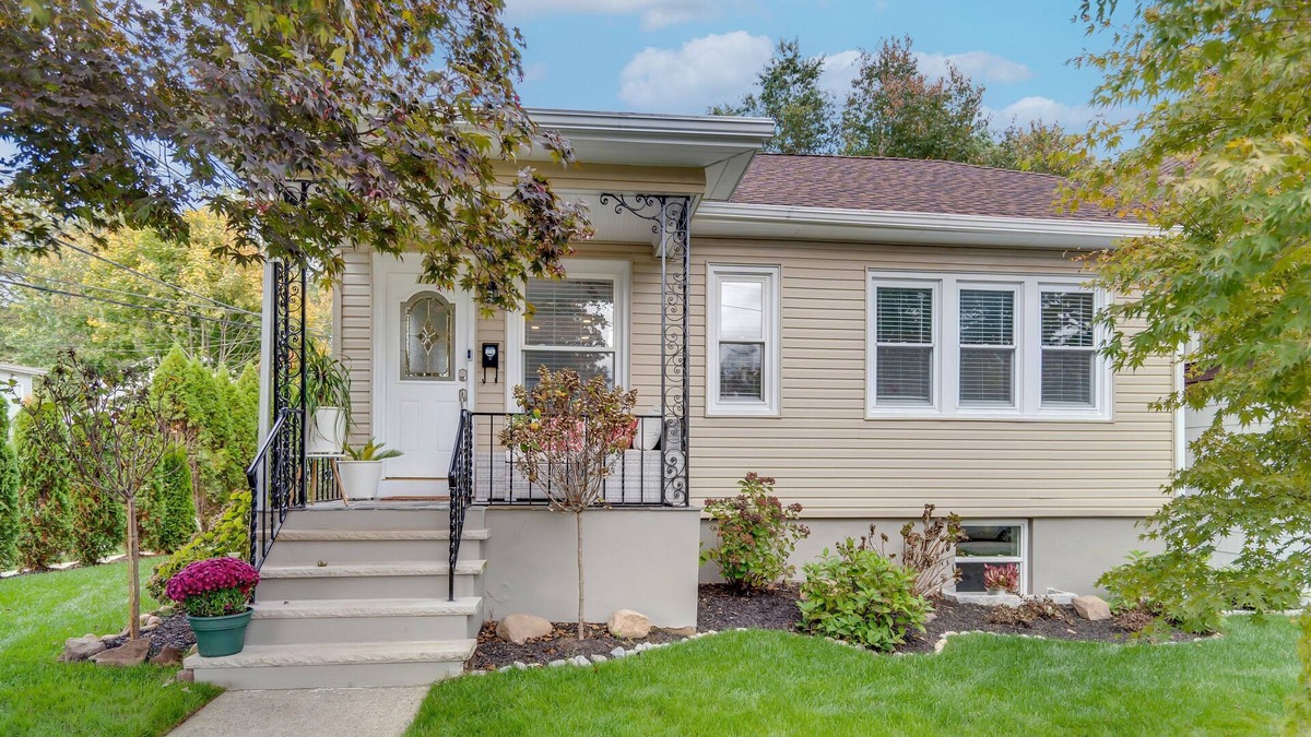 Bergenfield House | Pretty, efficient & well-appointed private home - Spacious deck for entertaining