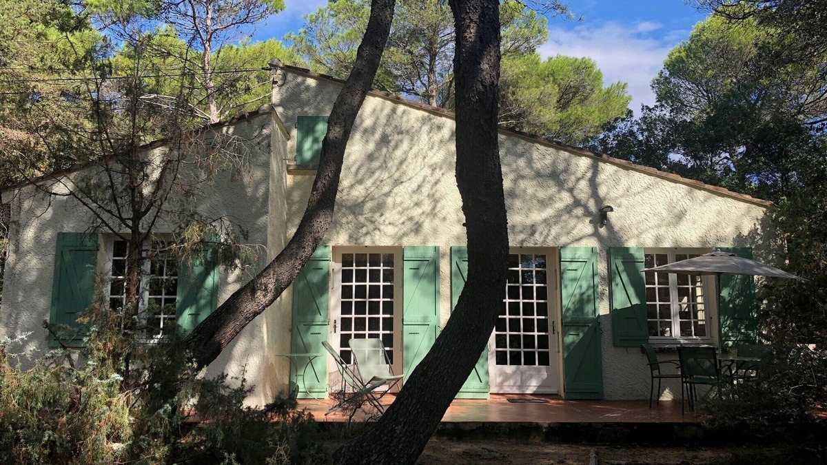 Mornas House | Pretty holiday home in the middle of a pine forest with fully enclosed garden.