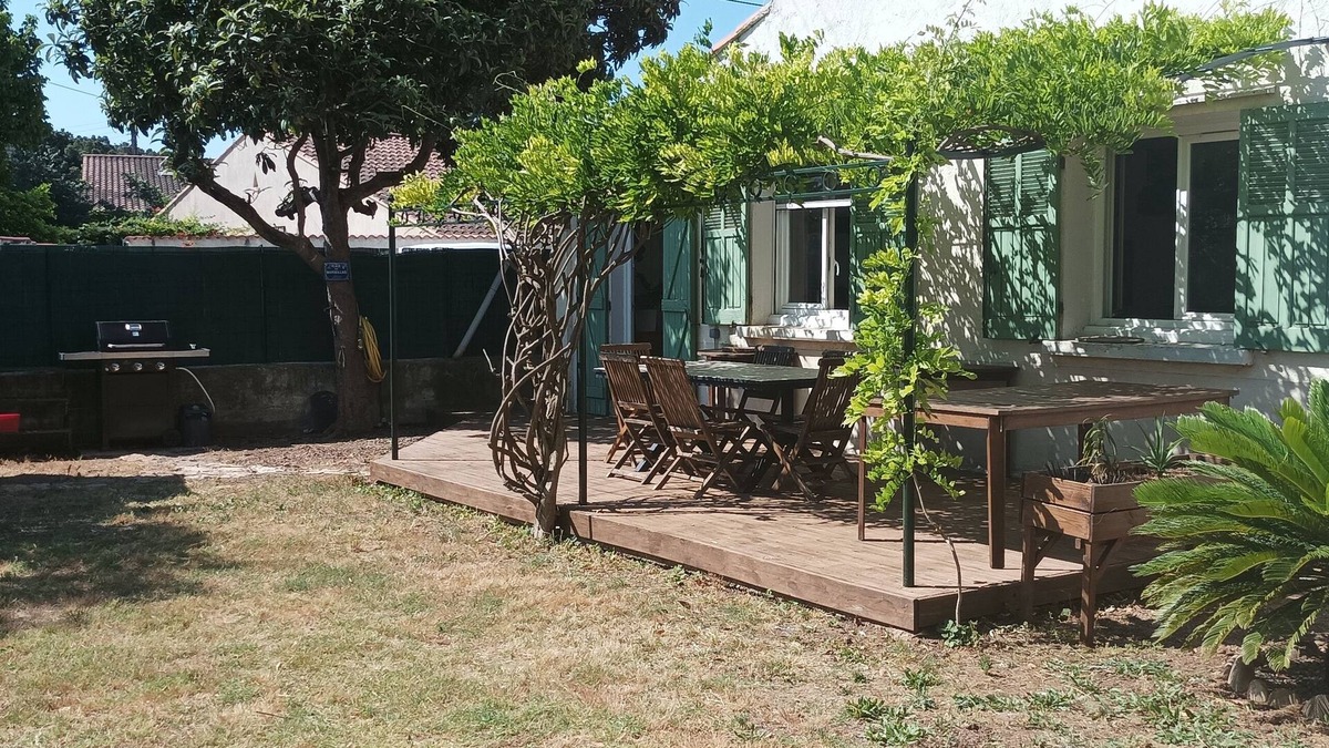 Sollies Pont House | Pretty house between sea and mountains
