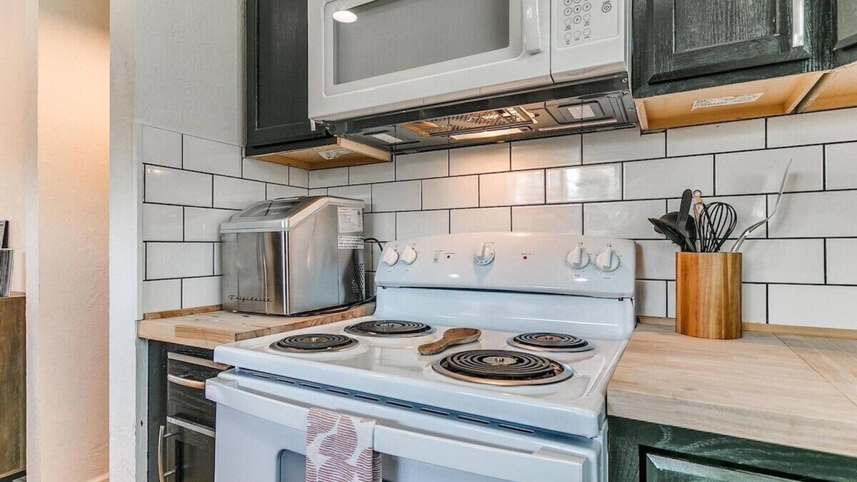 Guthrie House | Pretty in Pink. Wi-fi. Sleeps 6.