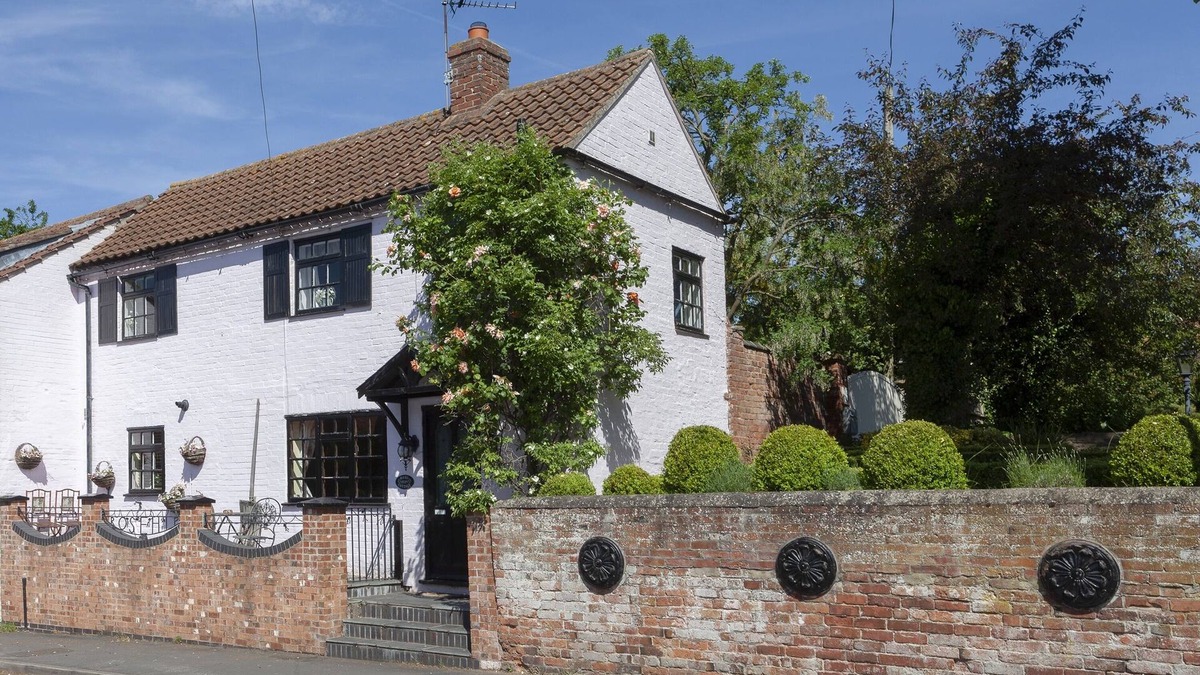 Bingham Cottage | Pretty Period Cottage in small Market town of Bingham, Nottingham area