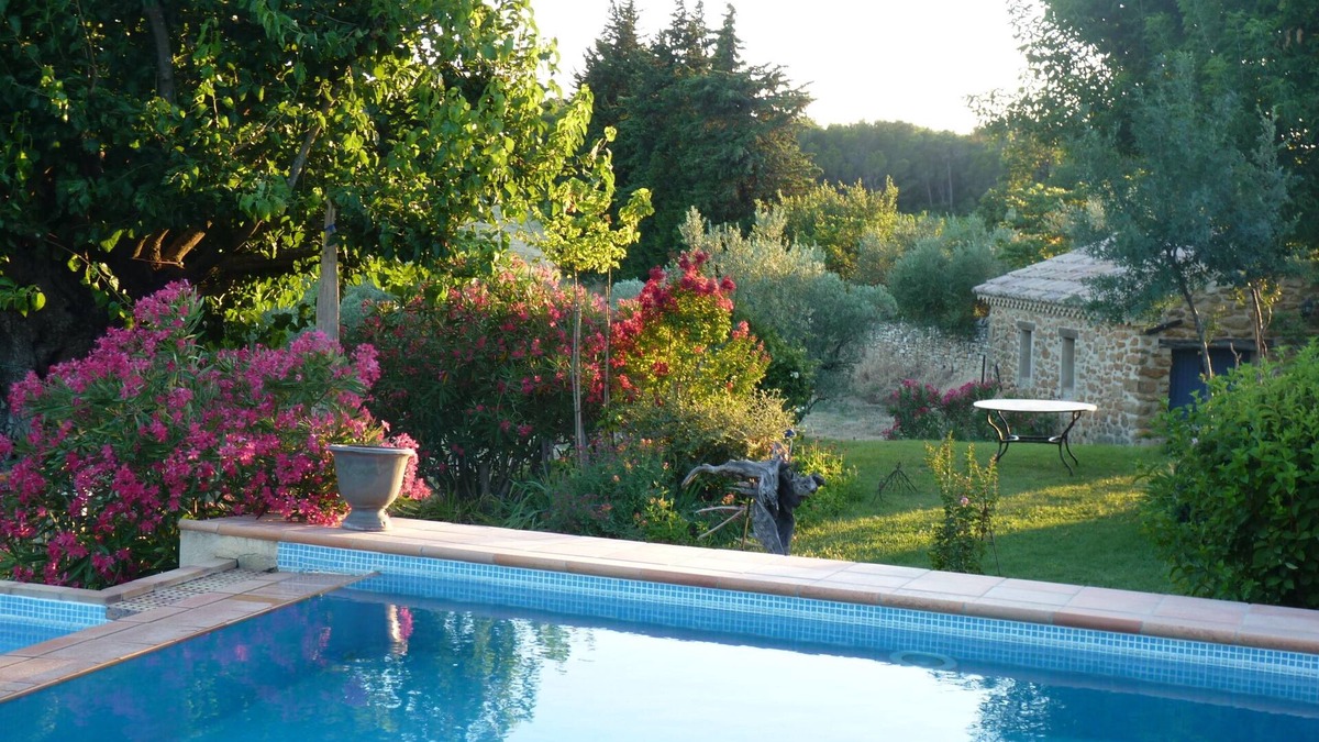 Mondragon House | Pretty Provencal house with its private garden in a large silkworm