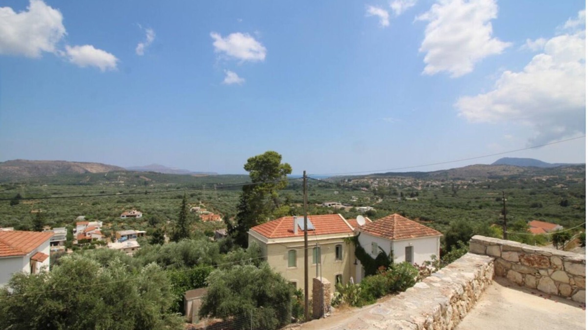 Makhairoi House | Pretty traditional house with a large swimming pool for 2/4