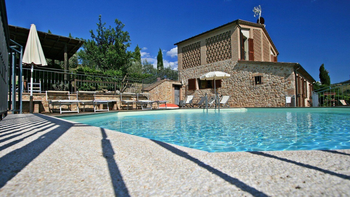 Casole d'Elsa House | Pretty Tuscan cottage surrounded by private hills