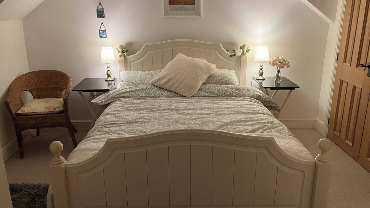 Marnhull Cottage | Pretty two bedroom/two bathroom cottage in Marnhull in Dorset.