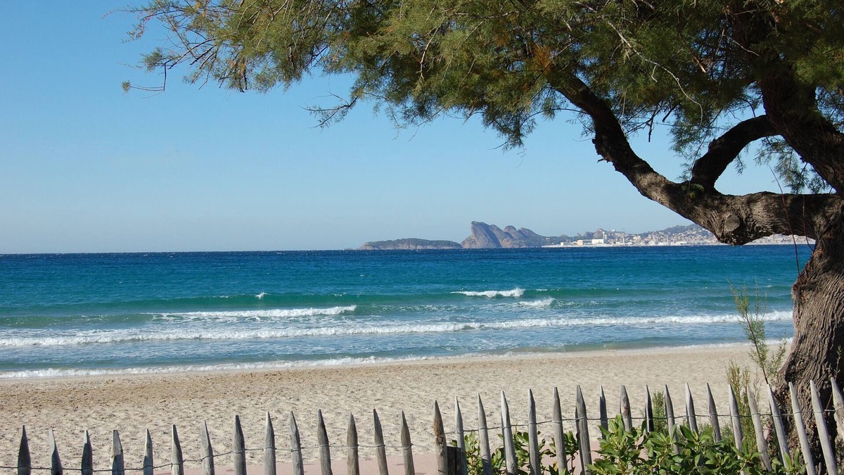 Saint-Cyr-sur-Mer Apartment | Pretty villa with large spacious terrace 450m from Lecques beach
