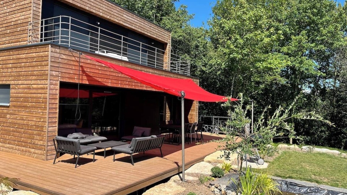 Redon House | Pretty wooden house, green island in town center. 35 minutes from beaches
