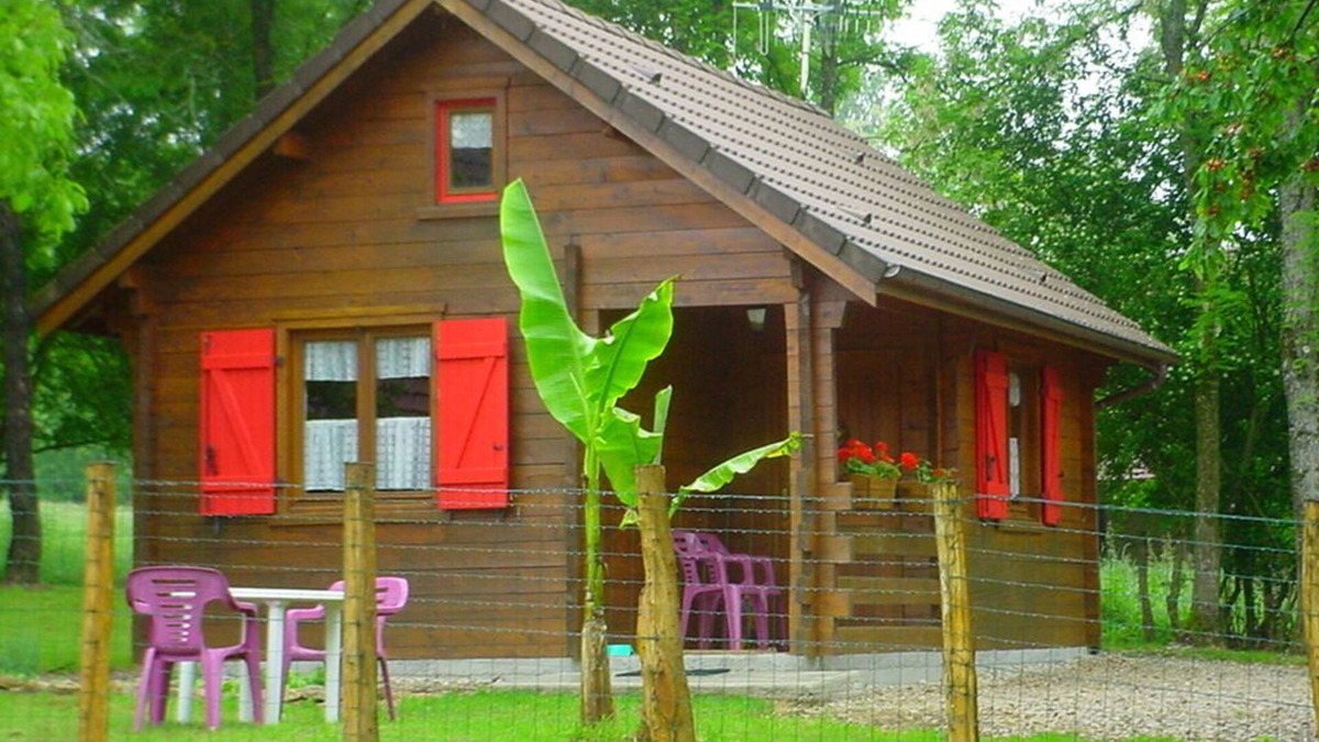 Le Tartre Ski Chalet | Pretty wooden Jura chalet for 2 people