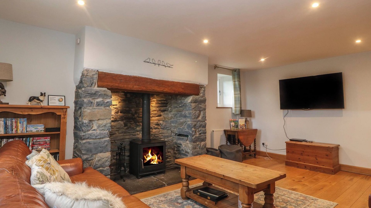 Denbigh Cottage | PRIDDBWLL, pet friendly, character holiday cottage in Llansannan