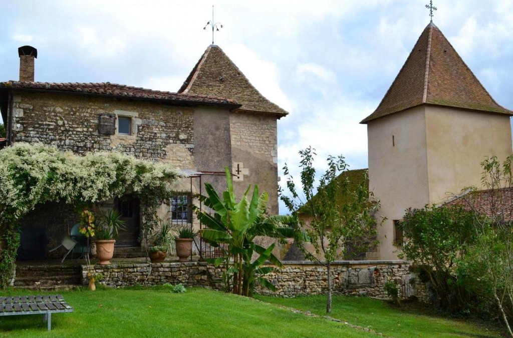 Beaulieu-sur-Sonnette House | Prieuré du XVème restauré, jardin clos de 2000 m², piscine, cheminée, WiFi fibre, proche église - FR-1-653-219