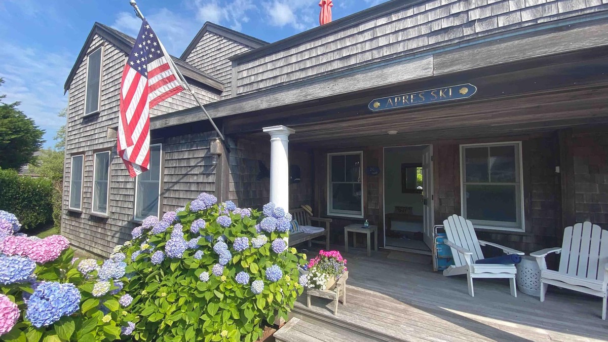 Brant Point House | Prime Brant Point Location – 5-Minute Walk to Beach & Downtown