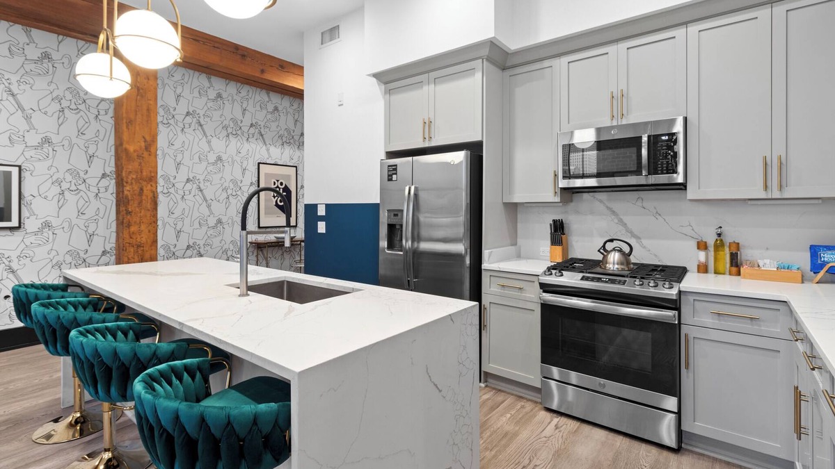Faubourg Lafayette Hotel | Prime Downtown Rooftop Pool Gym Gameroom