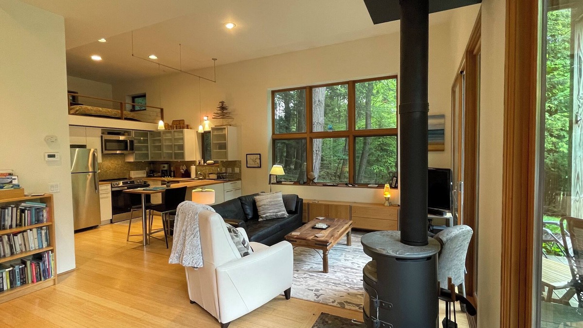 Maple City House | Prime FALL COLOR-WINTER 2025~Spring-Summer 2026, don’t miss out, Book Today! 😄
