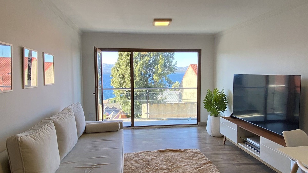 Belgrano Apartment | Prime location, amazing lake view. World class Skiing, hiking & exploring. n