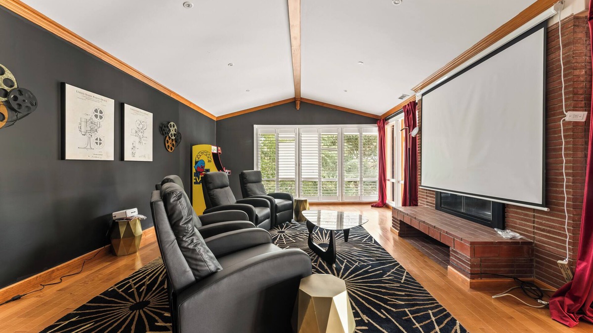 Los Angeles House | Prime LA Views Near Hollywood Pool Gym