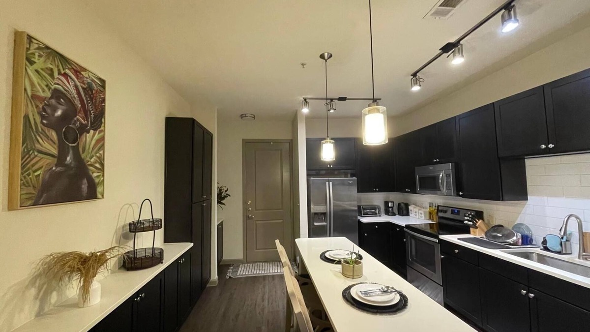 Woodlake - Briar Meadow Apartment | Prime location. 1King Bed, minutes from Galleria mall.