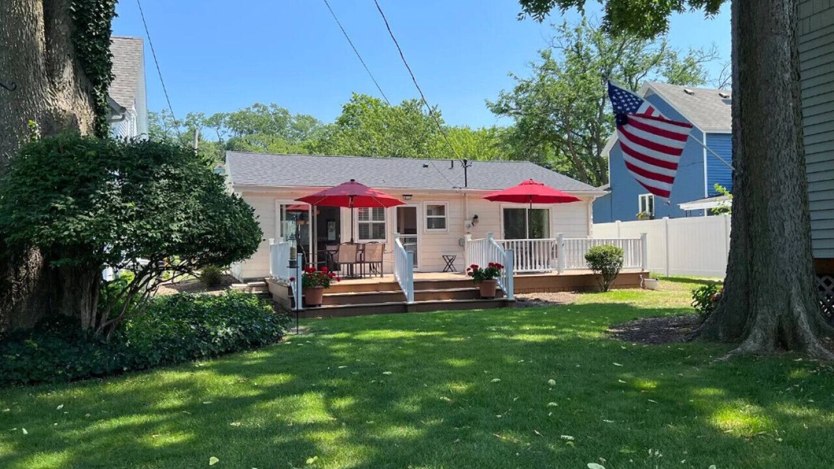 Saint Joseph House | PRIME LOCATION! 3 Bedroom, 1 Bath and free parking wrapped into this Lake Home Retreat!