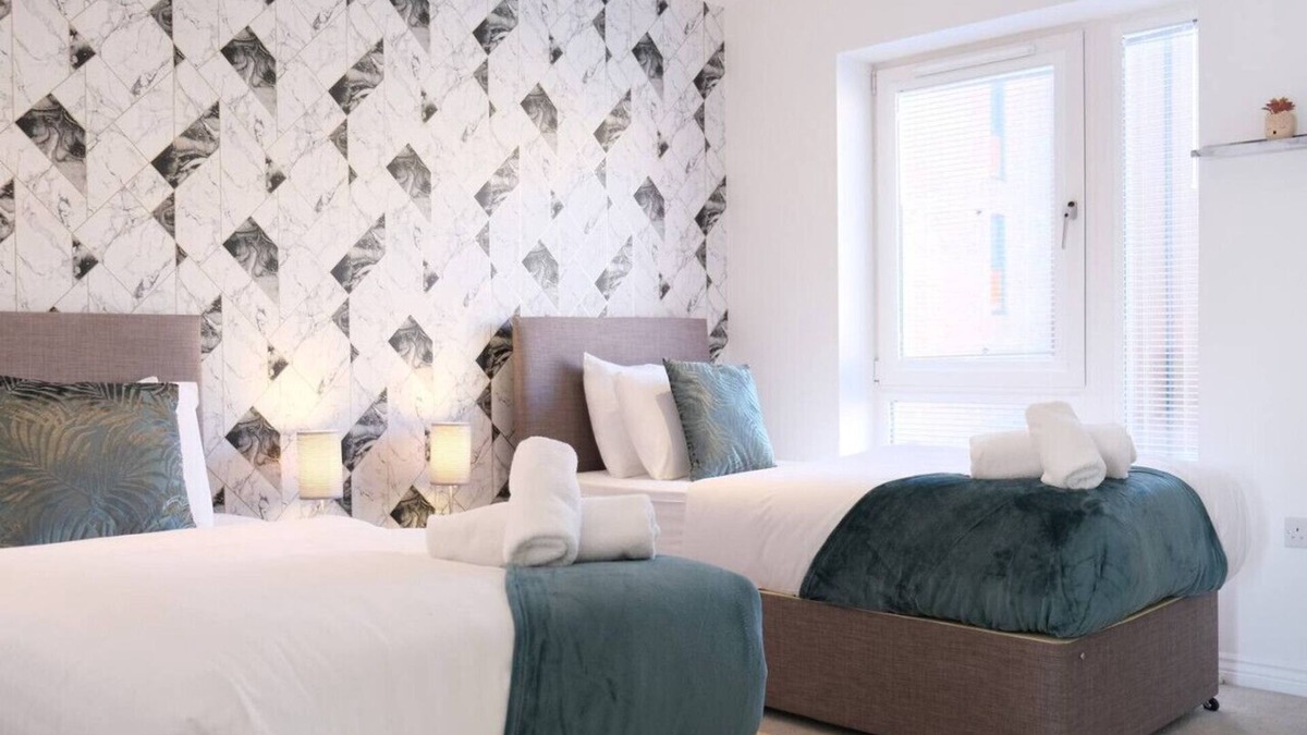 Milton Keynes House | Prime Location 4 Bedroom 3.5 Bath House - Sleeps 8