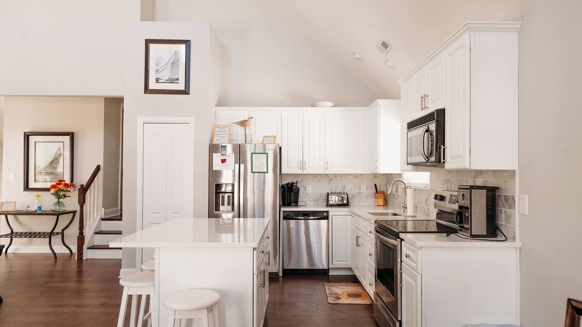 North End House | Prime Location! 5 Bed/4 Bath Condo 6 houses from Beach & Boardwalk! 2500 sq/ft