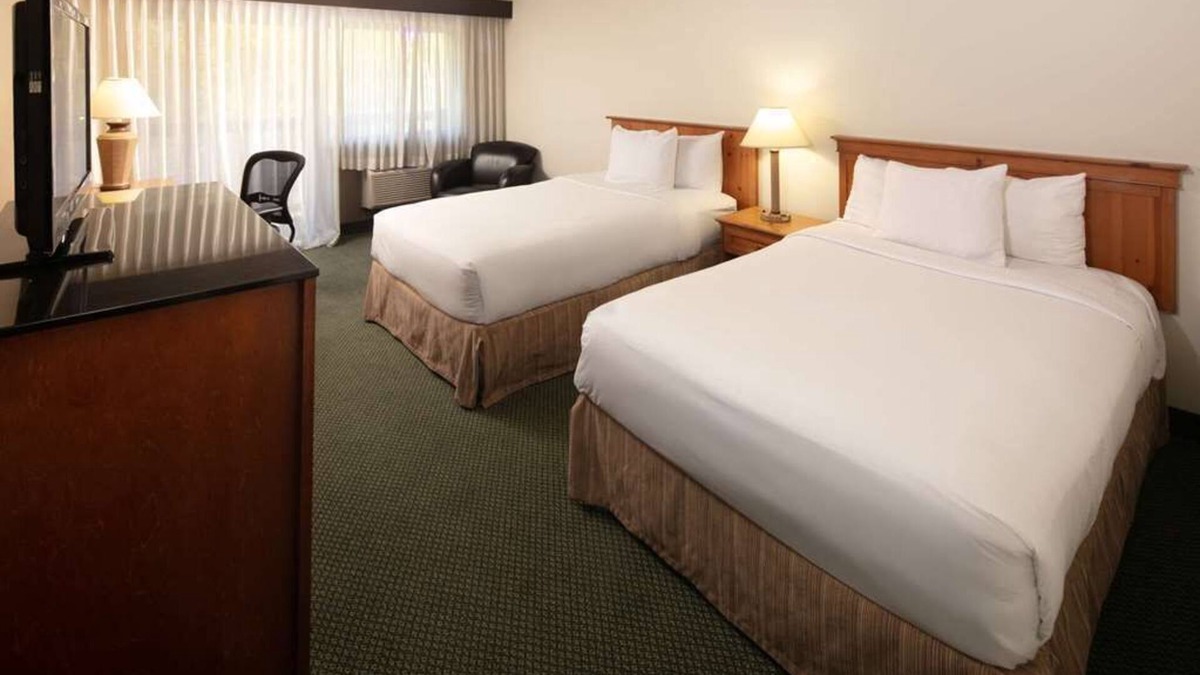 West Bellevue Hotel | Prime Location at Red Lion Hotel Bellevue! Pool, Pet-Friendly