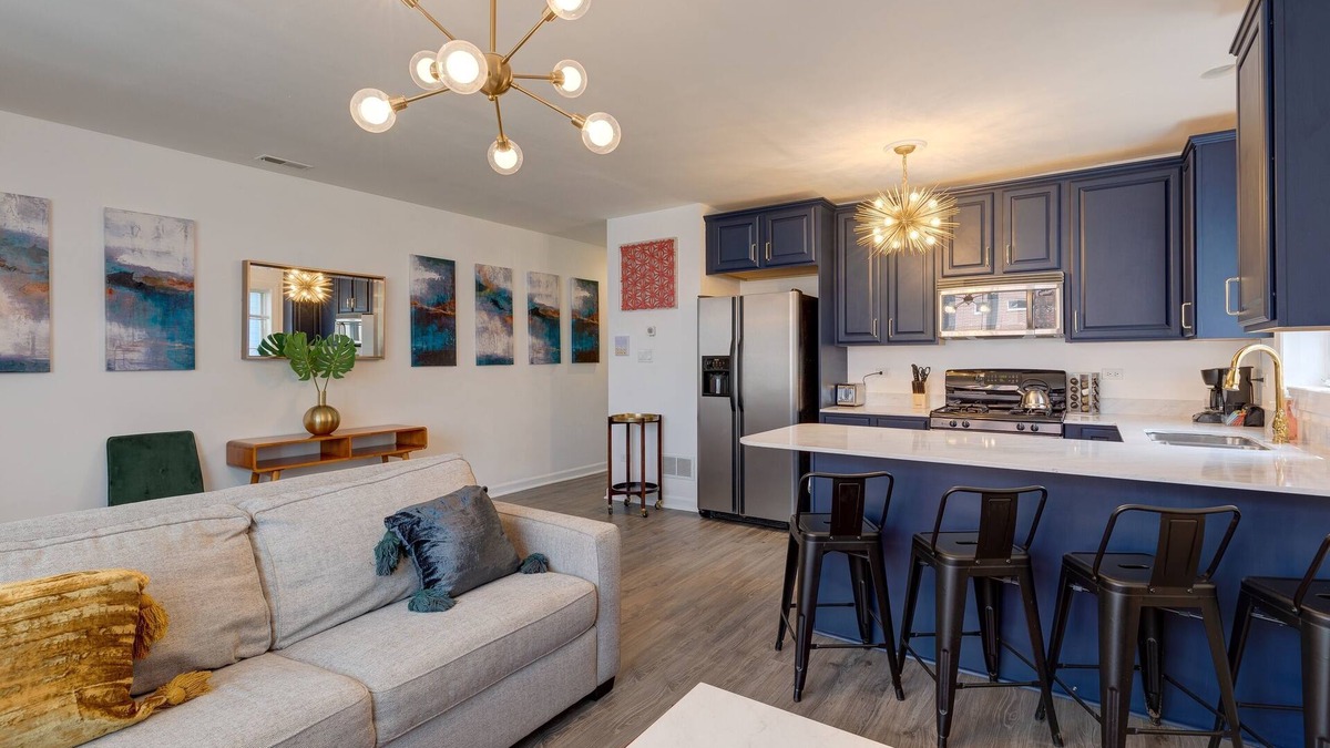 Tri-Taylor Apartment | Prime Location - Close to Public Transit, Little Italy, the Medical District and UIC by AllSet Turnover