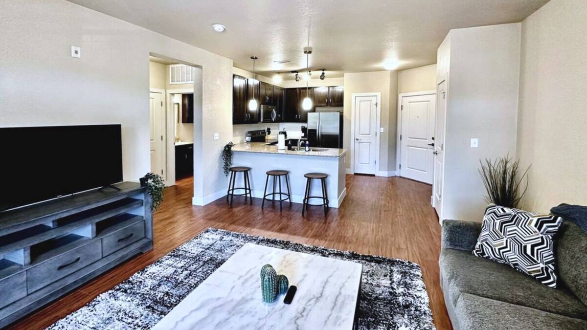 Lone Tree Apartment | Prime Location: Close to Sky Ridge Medical Center!