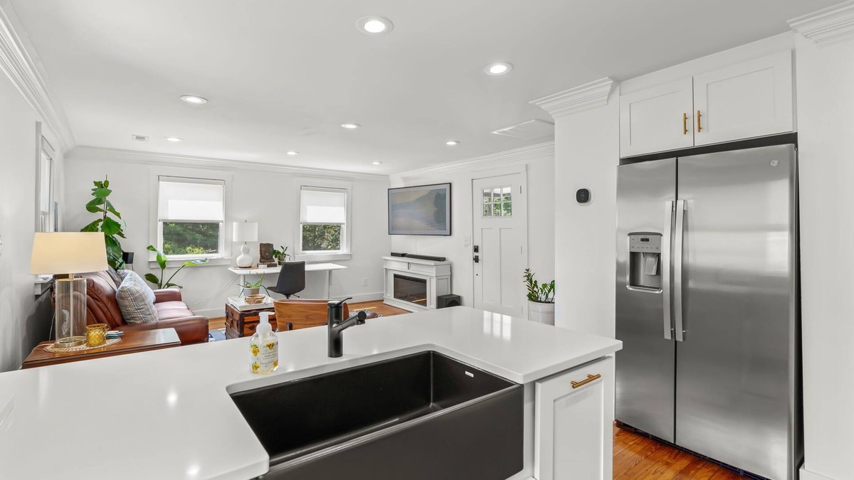 High Point House | Prime Location, Fast WiFi, & Modern Charm - Close to HPU & Area Downtowns!
