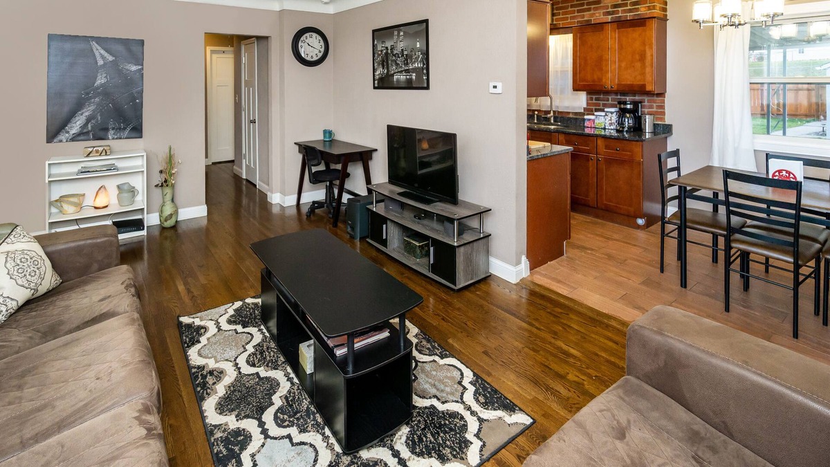 St. Paul House | ★Prime Location ★Game Rm ★Fenced backyard ★Full crib