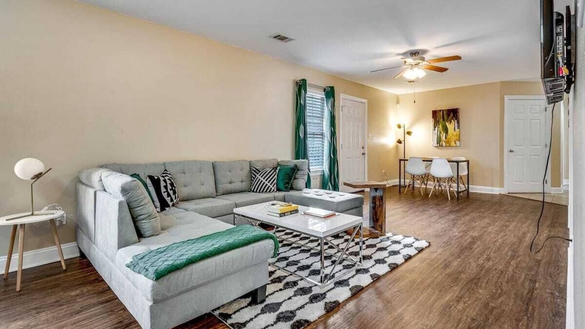 Faubourg Delassize Apartment | PRIME Location! Gated NOLA Apt! Great for Groups!