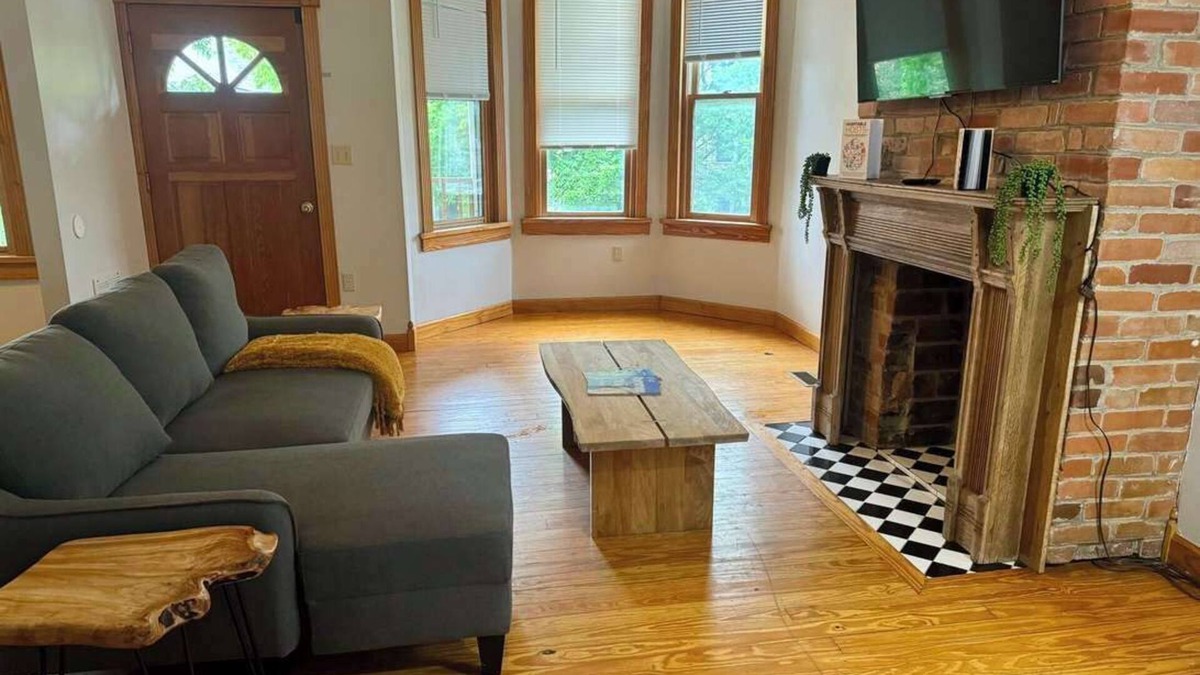 Victorian Village Apartment | PRIME Location - Over 4,500 Reviews - Free Parking
