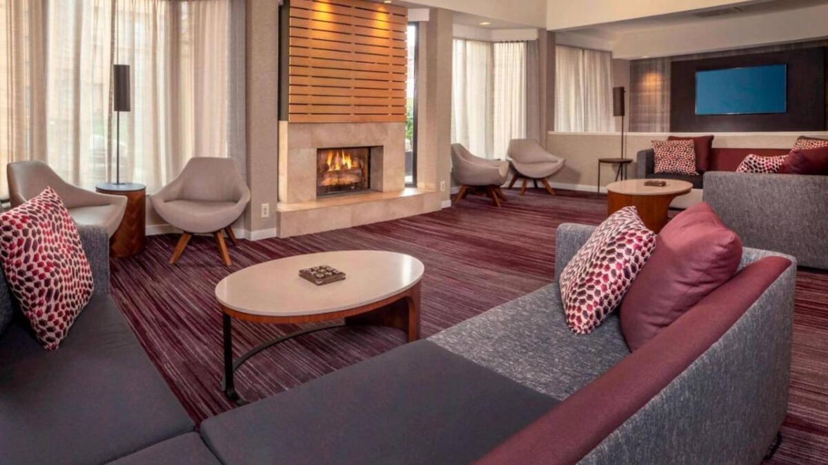 Newark Hotel | Prime Location! Pet-Friendly Property, Free Parking, Onsite Indoor Pool