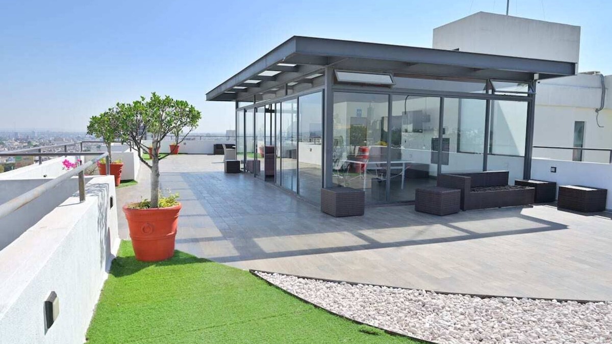 Lafayette Apartment | Prime Location: Pool, Rooftop, Parking, Speed WiFi