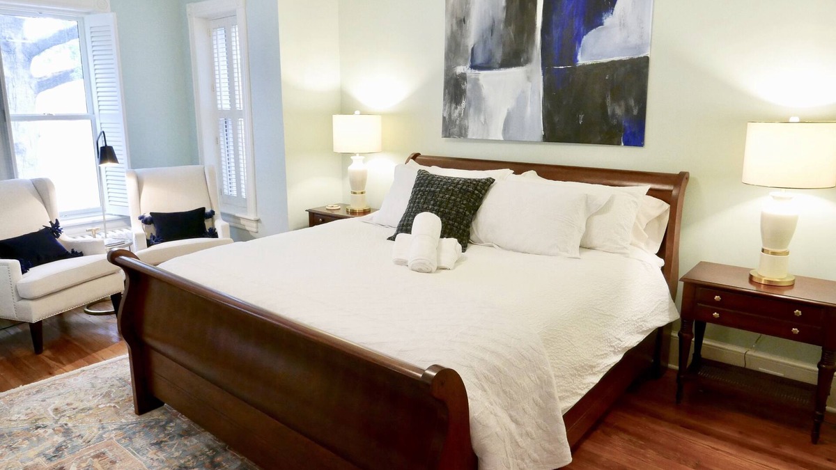 Near Northeast House | Prime Location & Pro Cleaned! Capitol Hill Union Station Sleeps 7 Parking x 2